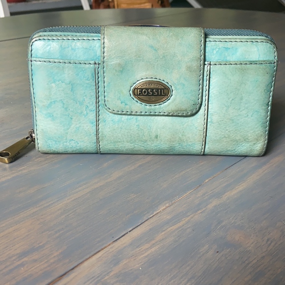 Fossil leather wallet - multiple compartments!